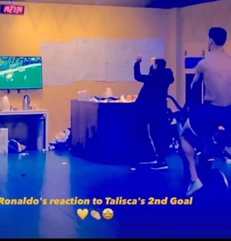 Video clip ngắn Ronaldo cởi trần tập gym và vỗ tay tán thưởng Talisca lập cú đúp đã "gây sốt" cộng đồng mạng trên Twitter