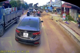 Clip: Nghẹt thở pha lấp đường có 1-0-2 của xe ben