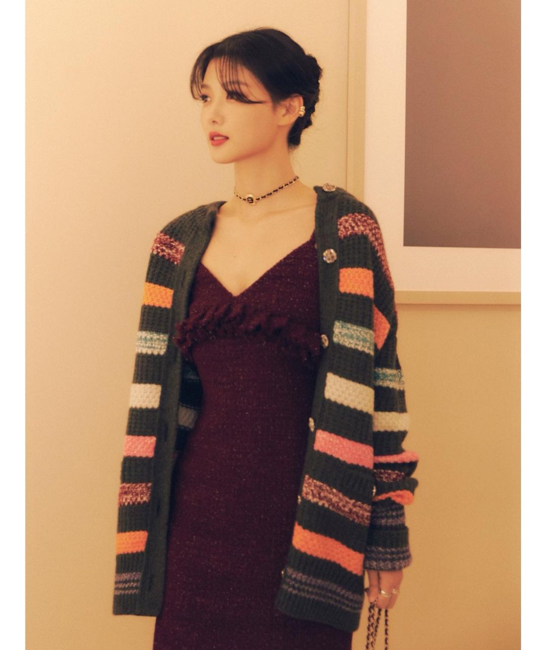 Tham gia sự kiện của Chanel, Kim Yoo Jung diện thiết kế váy hai dây, khoác ngoài cardigan len và đeo choker làm điểm nhấn.