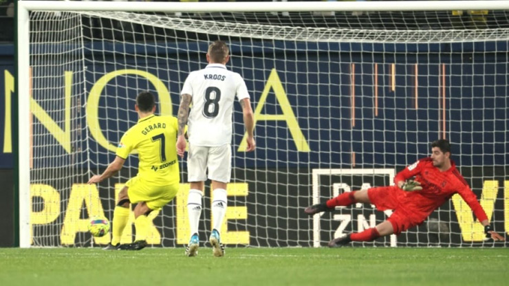 Gerard Moreno sút penalty giúp "Tàu ngầm vàng" thắng sốc "Kền kền trắng" 2-1