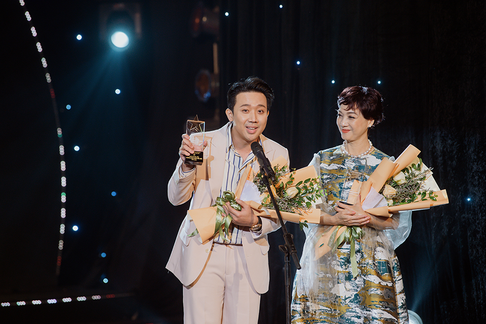 Trấn Thành giành được danh hiệu “Diễn viên điện ảnh nổi bật” cùng NSND Lê Khanh