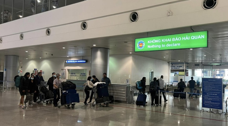 Hành khách làm thủ tục nhập cảnh tại sân bay Tân Sơn Nhất