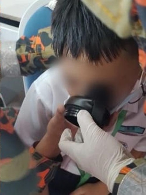 Cậu bé 7 tuổi ở Malaysia bị mắc kẹt môi trong miệng bình nước, được “giải cứu” thế nào? - hình ảnh 1