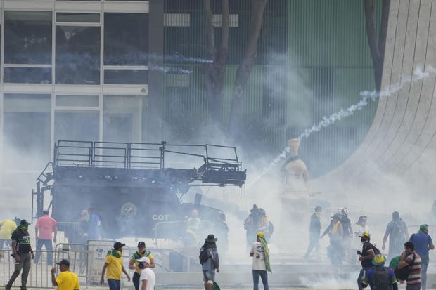 Lực lượng an ninh điều các phương tiện đối phó với người biểu tình. (Ảnh: Reuters)