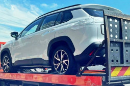 NÓNG: Toyota Corolla Cross GR Sport bất ngờ lộ diện trên đường vận chuyển
