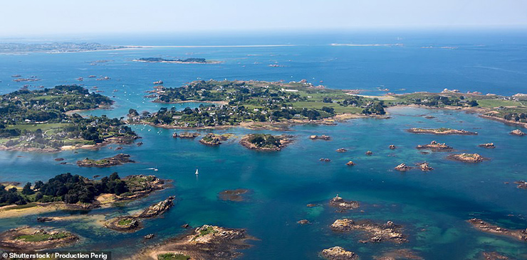 Những hòn đảo bí ẩn ngoài khơi ở Pháp, có nơi đẹp như cổ tích - hình ảnh 6