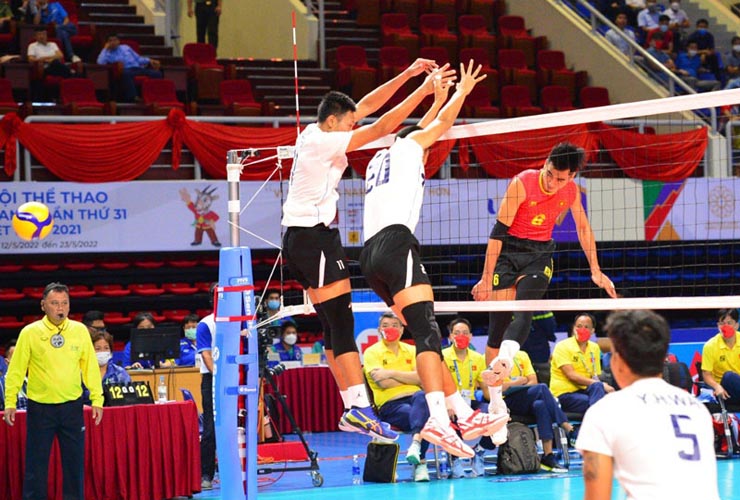 Việt Nam (áo đỏ) hạ Thái Lan 3-2 tại SEA Games vừa qua