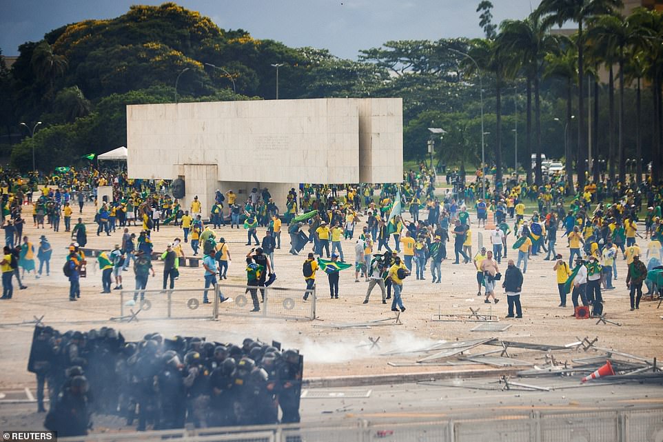 Người biểu tình quá khích gây ra bạo loạn ở thủ đô Brasilia, Brazil.