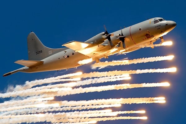 P-3 Orion thả mồi bẫy nhiệt. Ảnh: Getty