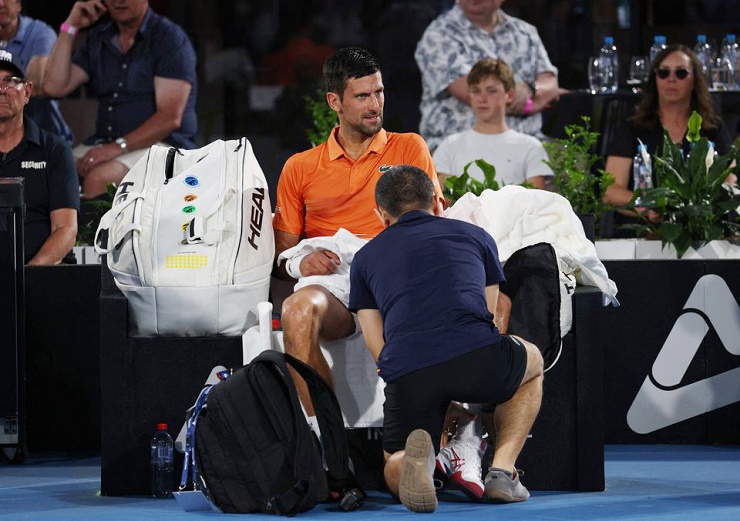 Djokovic gặp vấn đề ở chân trái trong chiến thắng&nbsp;trận bán kết&nbsp;Adelaide trước Daniil Medvedev