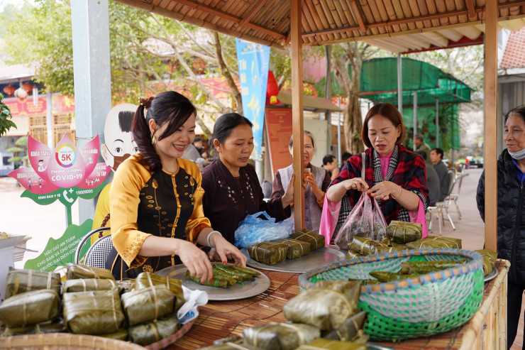 Một góc chợ chỉ bán những vật phẩm cho người đã khuất. Theo đó, sau khi hoàn thành lễ tạ mộ, các vật phẩm này sẽ được người mua "thụ lộc".