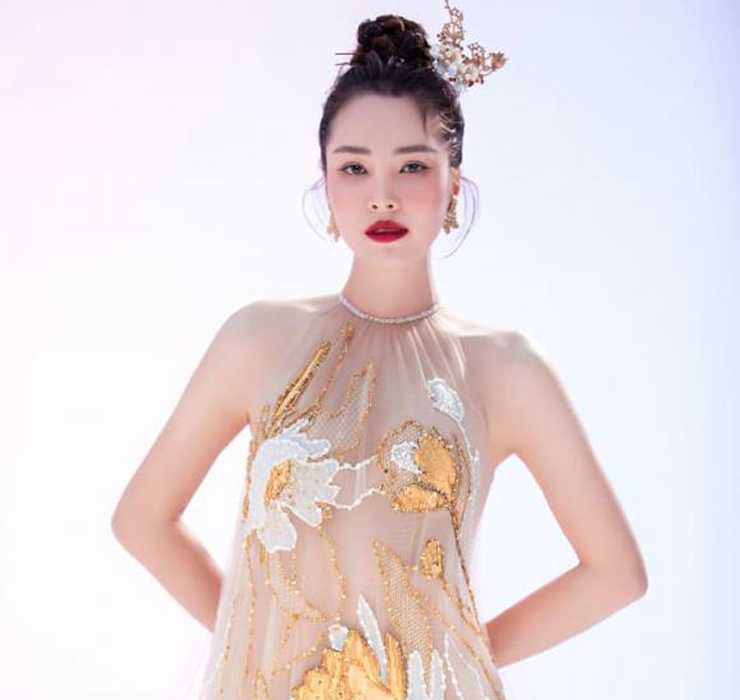 Thụy Vân diện đầm xuyên thấu táo bạo, khác biệt so với hình ảnh thường thấy. Nàng Á hậu được chọn lựa trên cương vị giám khảo Hoa hậu Việt Nam 2022.
