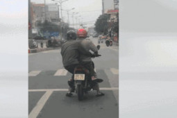 Video: Nghi say rượu, người ngồi sau “vật đổ” lái xe máy ra đường