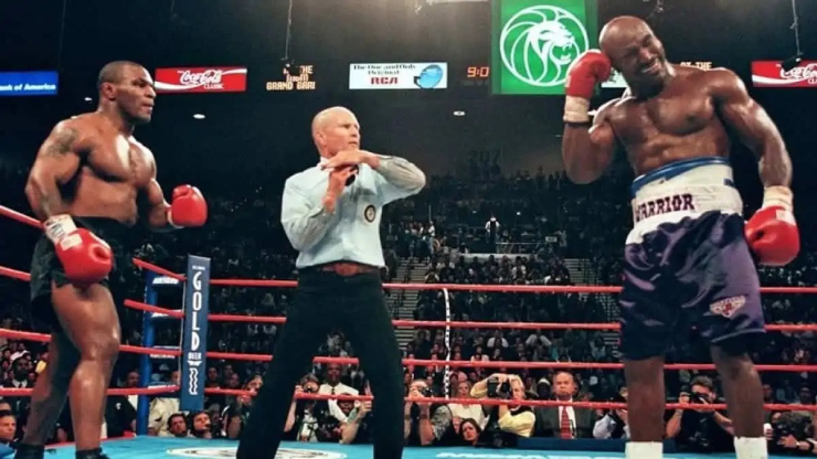 Holyfield (phải) tin rằng khi đối đầu với Tyson tuổi 20 sẽ rất khó thắng