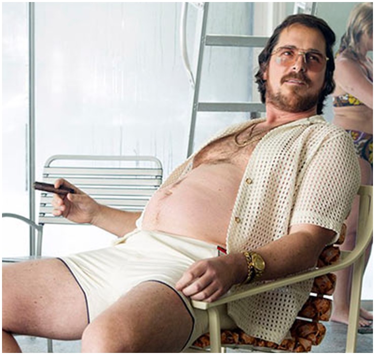 Christian Bale từng tăng 18kg để vào vai diễn trong phim American Hustle. Không còn một ai nhận ra nam diễn viên điển trai nam tính quen thuộc.
