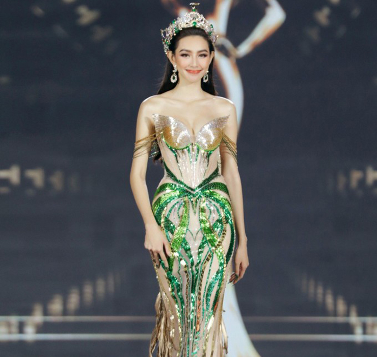 Chiếc váy khép lại nhiệm kỳ của hoa hậu Thùy Tiên cũng rất tinh tế.
