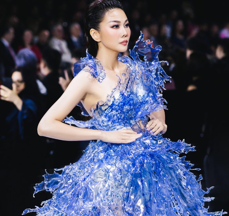 Trên sàn diễn Tuần lễ thời trang quốc tế Việt Nam 2022, Thanh Hằng diện mẫu váy được Võ Công Khanh tạo nên từ các chất liệu có sẵn trong tự nhiên như vỏ hàu, bã cà phê pha trộn với vỏ chai nhựa tái chế.
