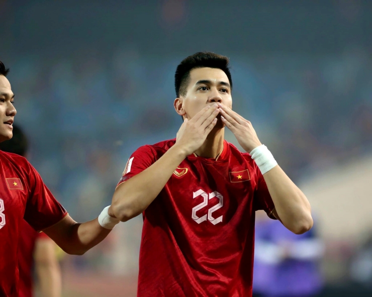 Trong trận đấu giữa ĐT Việt Nam và Indonesia, Tiến Linh là cầu thủ nhận được nhiều quan tâm nhất khi ghi 2 bàn thắng vào lưới đối phương: 'Nguyễn Tiến Linh lại là cơn ác mộng của Indonesia, với cú đúp đưa Việt Nam vào chung kết giải đấu”, truyền thông Indonesia đưa tin.
