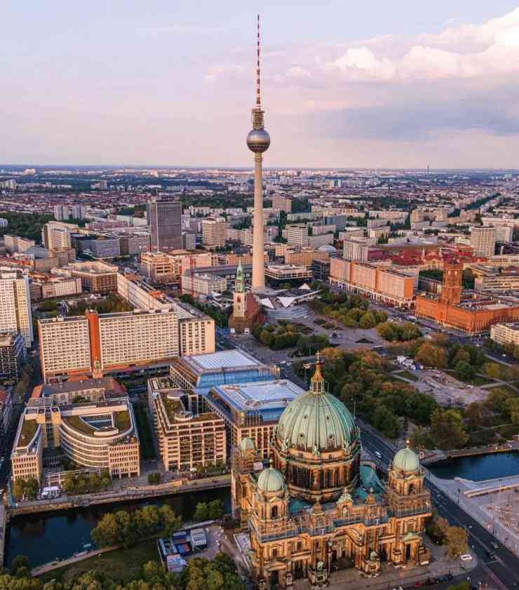 5.&nbsp;Berlin, Đức:&nbsp;Nghệ thuật đặc sắc, kiến trúc ấn tượng, bầu không khí sôi động và nhiều địa danh lịch sử là những điều khiến Berlin trở nên xinh đẹp. Tại thành phố này, du khách sẽ tìm thấy các phong cách kiến trúc từ Baroque đến Romanesque, Renaissance, Gothic...&nbsp;Đường phố trở nên sôi động nhờ ánh đèn ban đêm đầy màu sắc và âm nhạc rộn ràng phát ra từ câu lạc bộ,&nbsp;quán bar của thành phố. Tất cả khách du lịch, từ sinh viên đến dân du mục, nhà thám hiểm, người yêu lịch sử và người yêu ẩm thực, đều có thứ gì đó để thưởng thức tại&nbsp;đây. Đối với những người yêu thích bia, Berlin là một thiên đường. Ảnh: @stadtpampa.