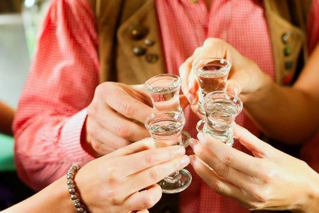 Từ vụ thanh niên 25 hôn mê sâu, tổn thương não do uống rượu, chuyên gia chỉ rõ 5 sai lầm khi uống rượu nhất định phải tránh để bảo vệ tính mạng - 2