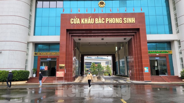 Cửa khẩu Bắc Phong Sinh thuộc huyện Hải Hà, tỉnh Quảng Ninh nối với cửa khẩu Lý Hỏa, Quảng Tây, Trung Quốc. Nhiều ngày nay, cửa khẩu này rơi vào tình trạng vắng vẻ đìu hiu khi không có hàng hóa nhập khẩu.