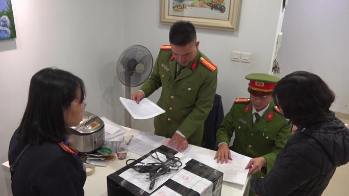 Loạt ảnh khám xét, bắt lãnh đạo Cục Đăng kiểm Việt Nam - hình ảnh 11