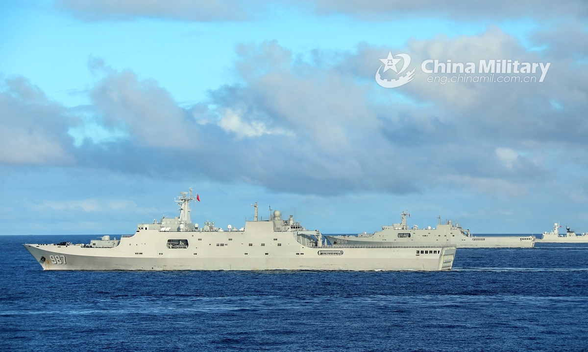 Các tàu đổ bộ Type 071 của hải quân Trung Quốc.