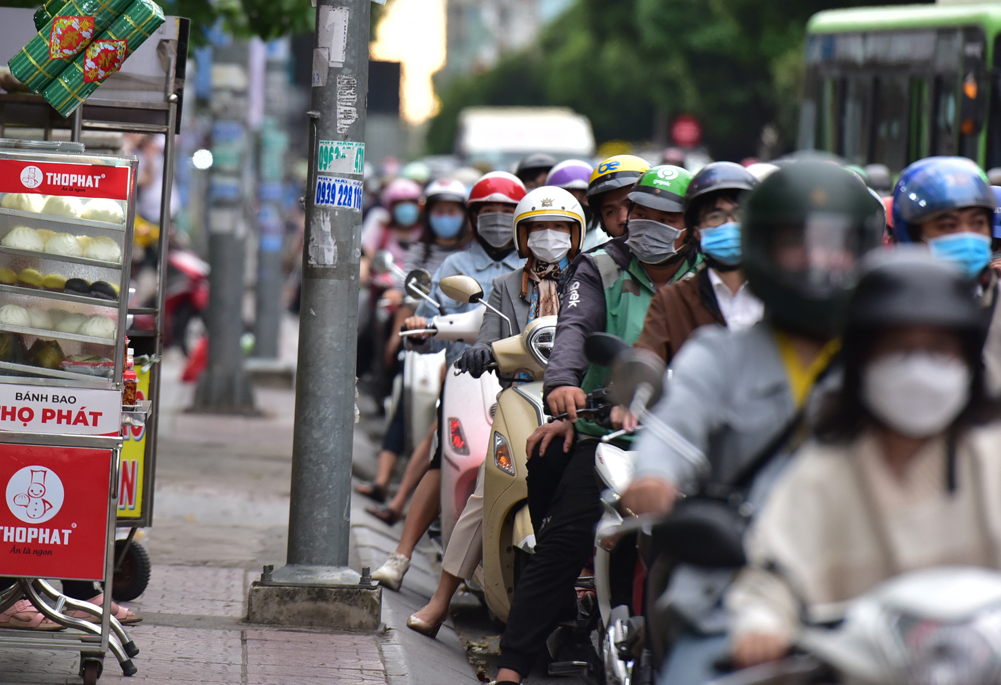 Hầu như vào mọi thời điểm trong ngày các tuyến đường này luôn trong tình trạng dày đặc xe cộ, người dân phải chen chúc nhau, chờ nhiều lượt đèn tín hiệu mới có thể di chuyển được. Trao đổi với PV, nhiều tài xế bày tỏ sợ hãi với cảnh ùn tắc nhiều ngả đường ở thành phố khiến họ khốn khổ.