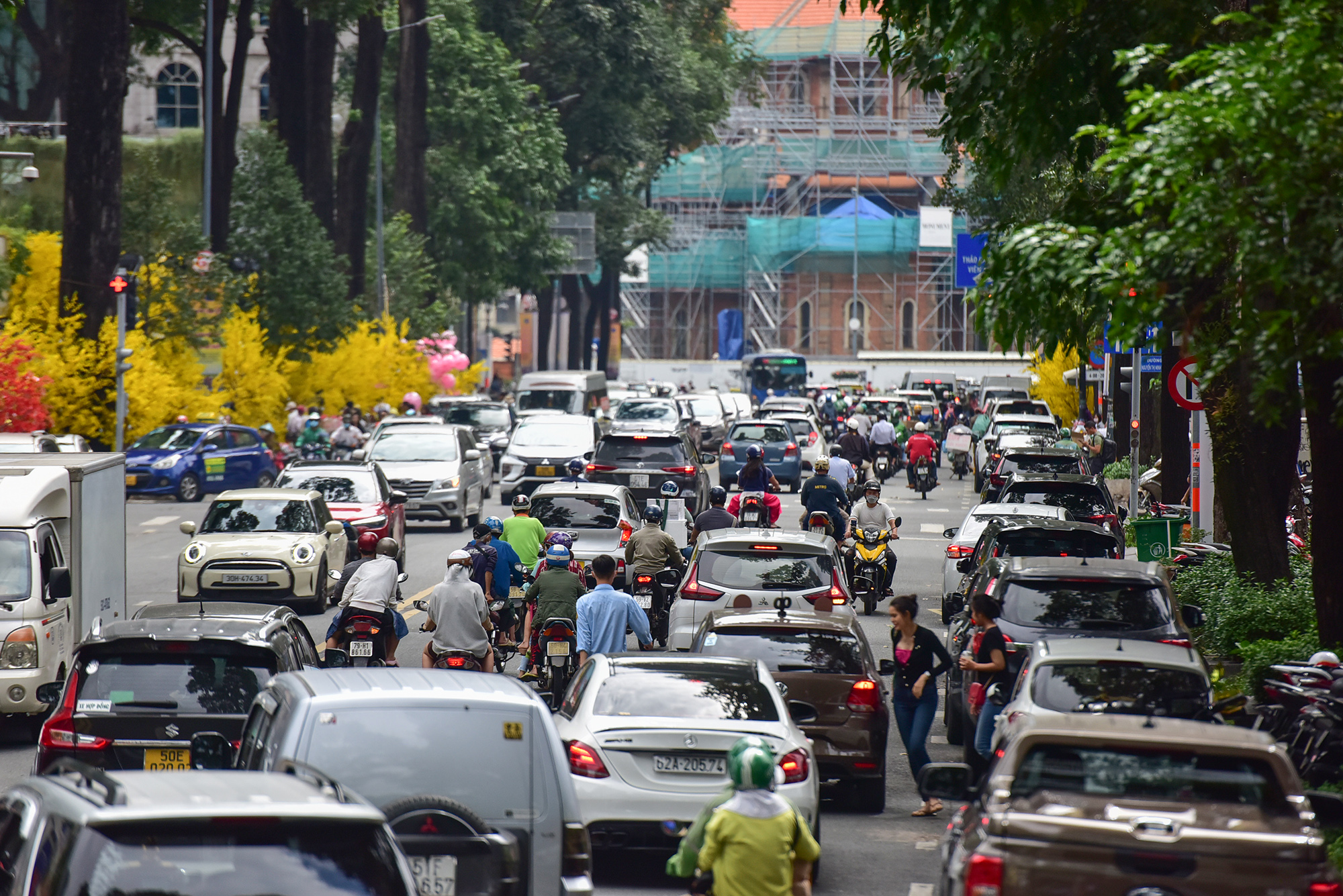 Các tuyến đường có điểm vui chơi tết, trung tâm thương mại như Phạm Ngọc Thạch, Pasteur, Đồng Khởi, Lê Thánh Tôn, Lý Tự Trọng, Hai Bà Trưng… cũng rơi vào tình trạng đông đúc thường xuyên do người dân di chuyển về vui chơi, mua sắm.