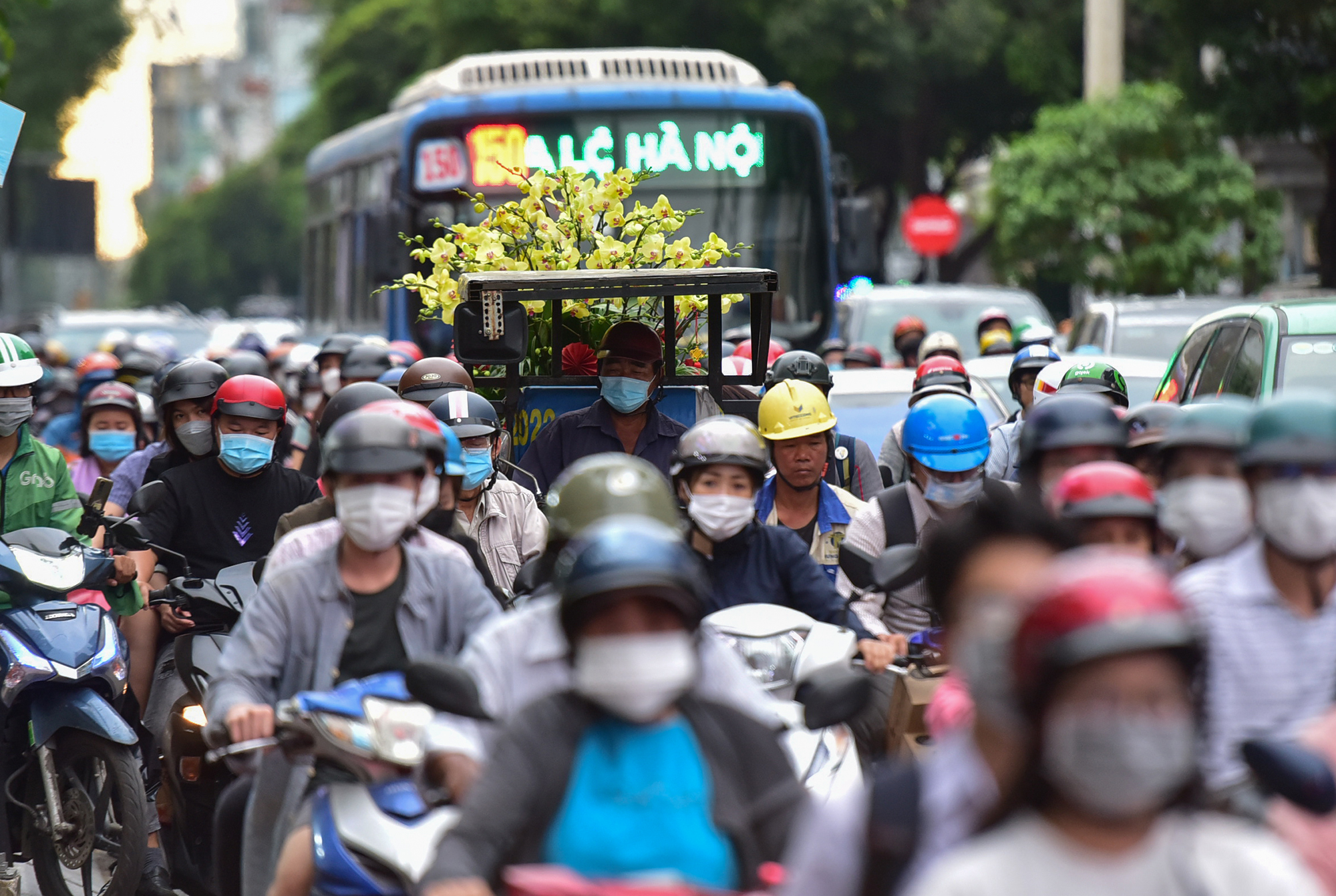 Đây là tình trạng chung xảy ra khắp thành phố khi xe cộ đổ ra đường vận chuyển hàng hoá, nhu cầu đi lại, mua bán của người dân tăng cao, nhất là khu vực nội đô.