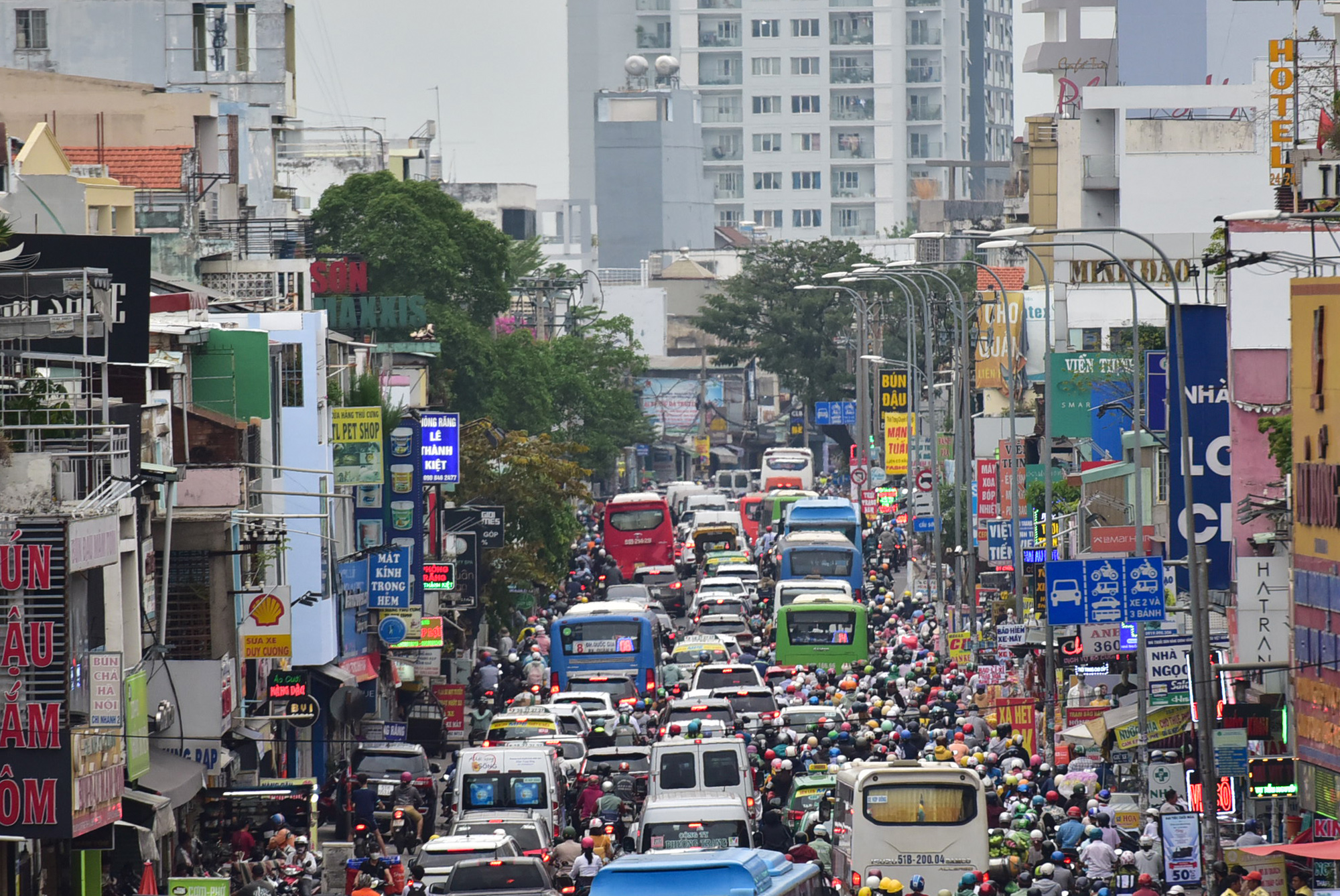 Điểm nóng kẹt xe khu vực ngã tư Hàng Xanh, quận Bình Thạnh cùng các tuyến đường xung quanh thường xuyên ùn tắc vào bất cứ thời điểm nào trong ngày. Các phương tiện luôn trong tình trạng nhích từng chút một, kéo dài nhiều cây số.