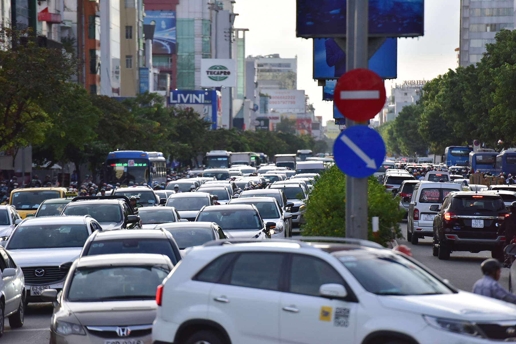 Tại cửa ngõ Tây Bắc thành phố, từ đầu giờ sáng, xe cộ đổ về trung tâm thành phố qua đường Trường Chinh, Cộng Hoà khiến hai tuyến đường huyết mạch này và khu vực ngã ba Bà Quẹo, Lăng Cha Cả đông nghịt xe cộ.