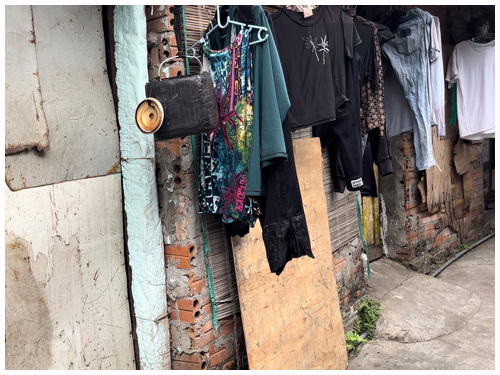 Những căn nhà lụp xụp, chắp vá là nơi tá túc của gần 100 hộ gia đình ở xóm trọ chân cầu Long Biên.