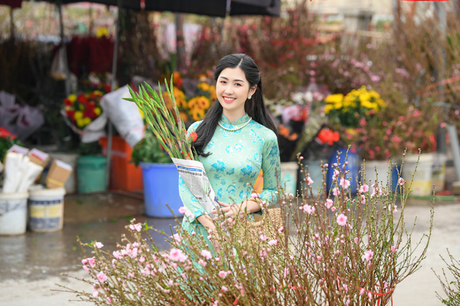 Đi chợ hoa ngày Tết là thú vui của nhiều người mỗi dịp Tết đến xuân về. Phạm Ngọc Linh (sinh năm 1995) là một trong số đó. 
