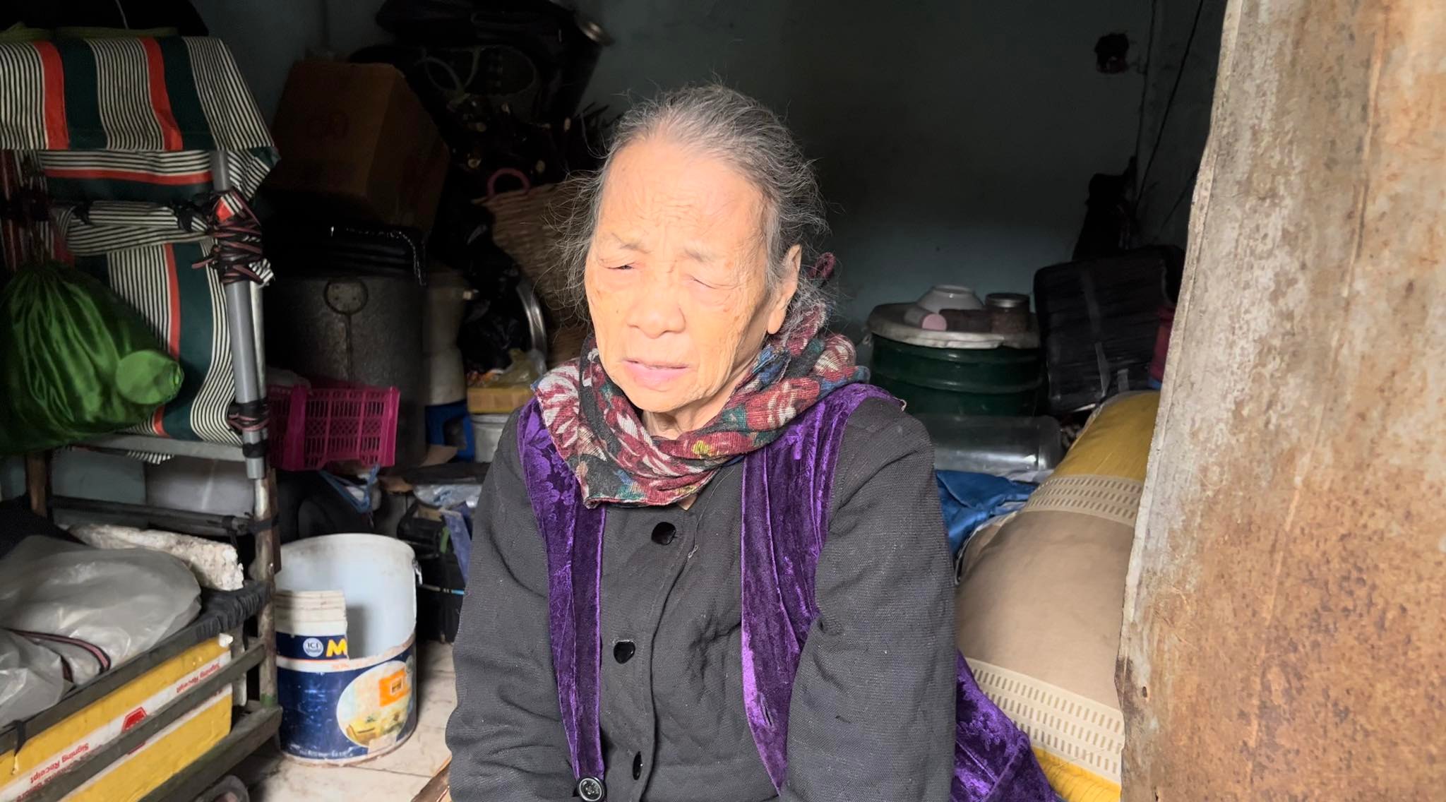 Bà Lưu Thị Bình Ca buồn bã kể về cuộc đời mất con, mất chồng từ thời kháng chiến.