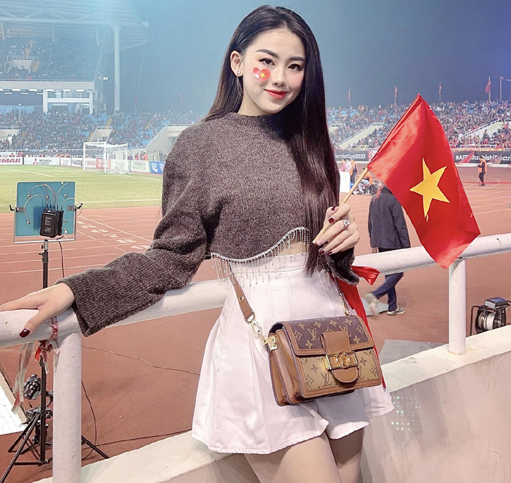 Người đẹp Đinh Ngọc Mai cũng là một trong những bóng hồng gây chú ý khi lọt vào ống kính trên sân vận động Mỹ Đình. Trong trận đấu của đội tuyển Việt Nam gặp Indonesia vừa qua, cô cũng tới sân cổ vũ.

