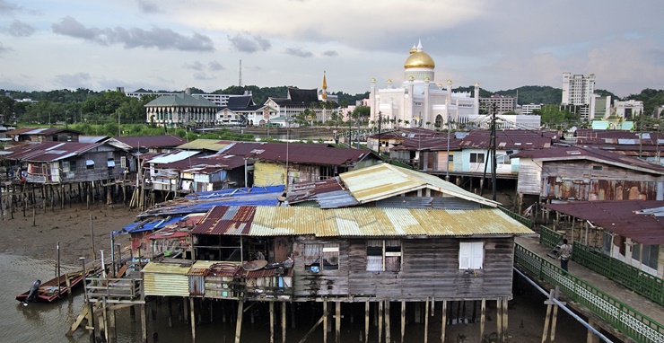 Brunei là nước sản xuất dầu mỏ lớn thứ 3 ở Đông Nam Á với trung bình 180.000 thùng (29.000 m³) mỗi ngày.
