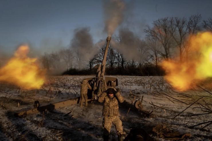 Binh sĩ Ukraine khai hỏa lựu pháo 152mm ở tỉnh Donetsk.