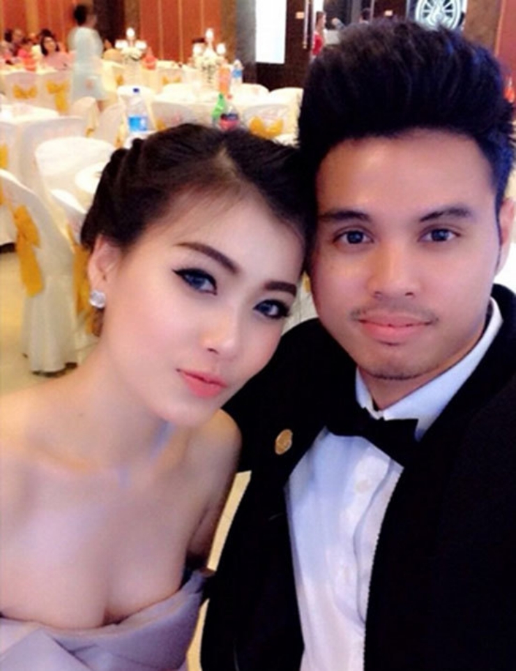 Chatkamon Muayman - vợ của hậu vệ Bunmathan được xem là một trong những nàng WAGs xinh đẹp nhất của ĐT Thái Lan. Cặp đôi kết hôn từ hồi 2016 sau 3 năm hẹn hò.
