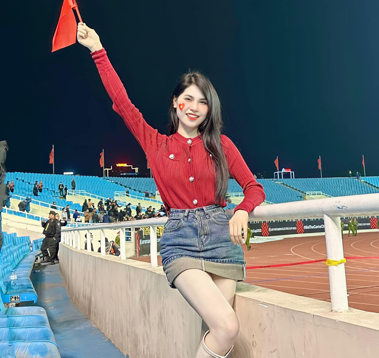 Trong trận đấu trước đó của đội tuyển Việt Nam, Thanh Trà cũng xuất hiện trên sân Mỹ Đình. Cô nàng ưa chuộng diện những chiếc áo sơ mi, áo thun màu đỏ kết hợp với chân váy ngắn khi đi cổ vũ.
