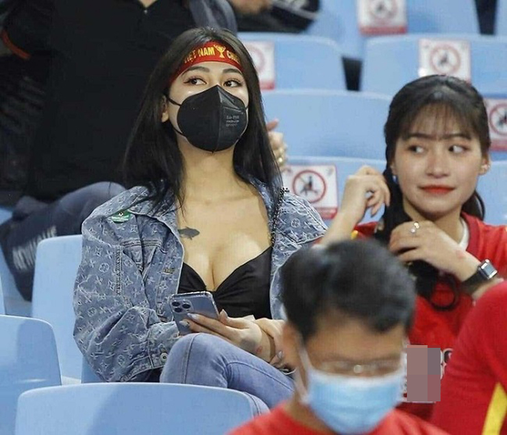 Hot girl Đỗ Thị Thúy Huyền, sinh năm 2002, quê ở Tuyên Quang là gương mặt được tìm kiếm nhiều dù chỉ xuất hiện vài giây trên truyền hình khi đi cổ vũ đội tuyển Việt Nam đấu Nhật Bản tại vòng loại World Cup 2022 tối 11/11/2021.
