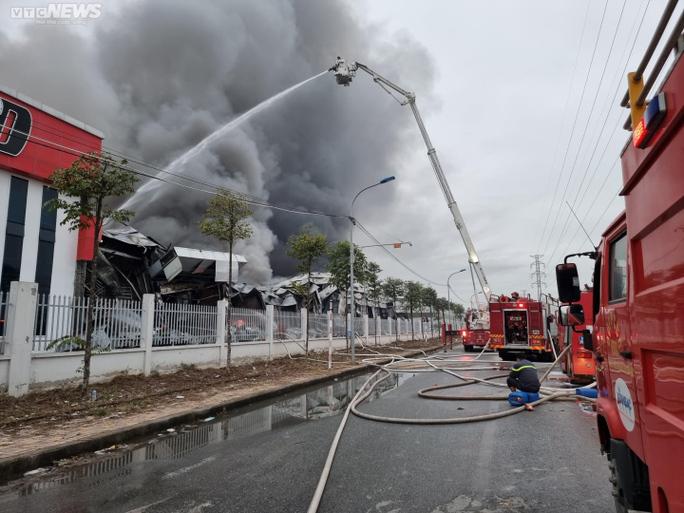 Cháy lớn tại Khu công nghiệp, thiệt hại hàng chục tỉ đồng - hình ảnh 1