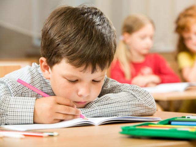 Tại sao những đứa trẻ sống nội tâm, ít nói lại học rất giỏi?