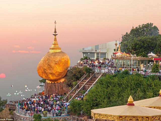 Tảng đá thiêng bất chấp trọng lực chênh vênh trên đầu hàng ngàn tín đồ ở Myanmar