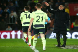 Man City vỡ mộng ăn bốn: Pep khen đối thủ, sợ thua MU ở Ngoại hạng Anh