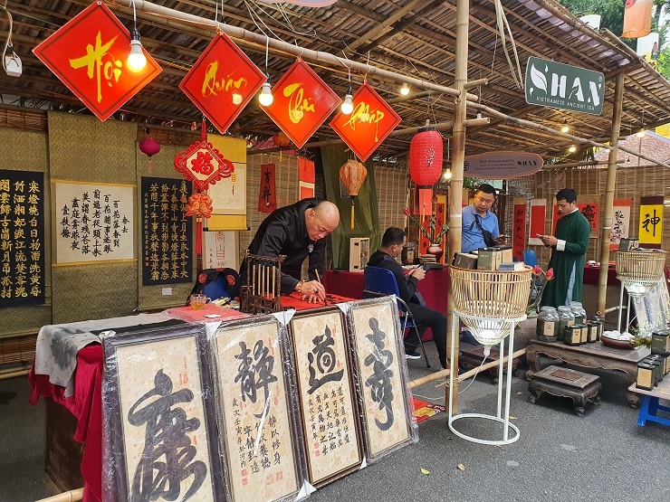 Ngoài ra còn có gian hàng viết thư pháp của các nghệ nhân.