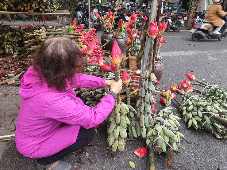 Bà Lan đã mua 5 bông hoa chuối về chơi Tết.