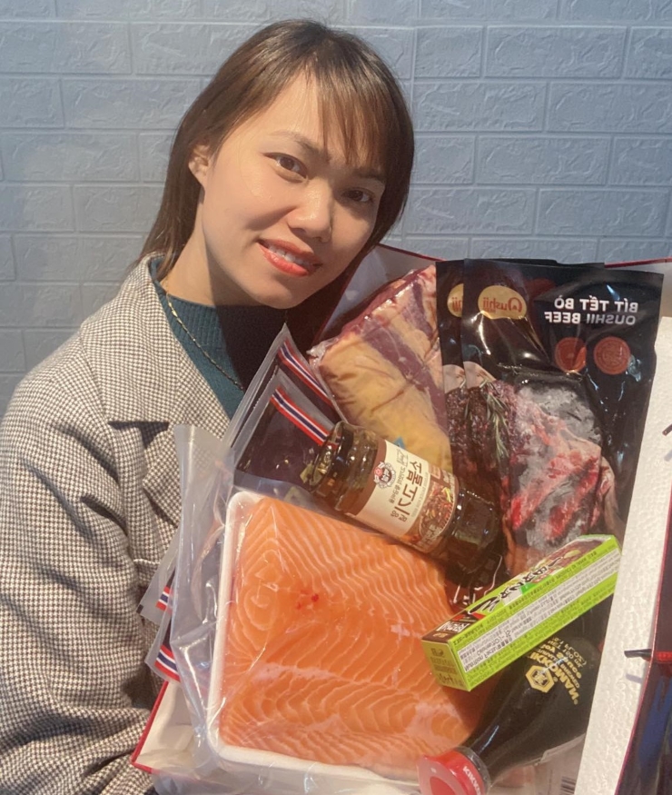 Chị Lê Hồng Nhung sáng tạo làm hộp quà Tết từ các loại thịt tươi sống nhập khẩu.