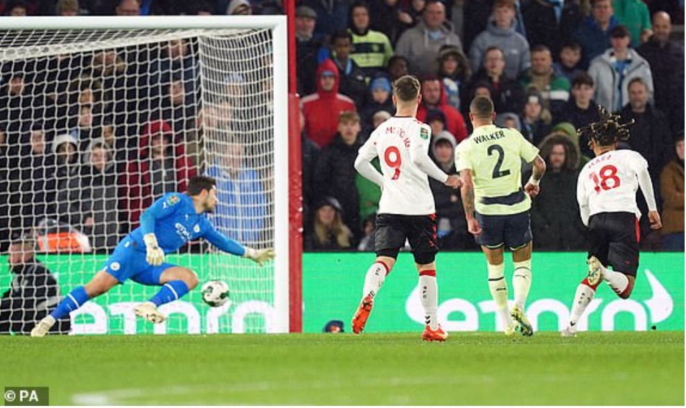 Sekou Mara sút tung lưới Man City, mở tỷ số cho Southampton giữa hiệp 1