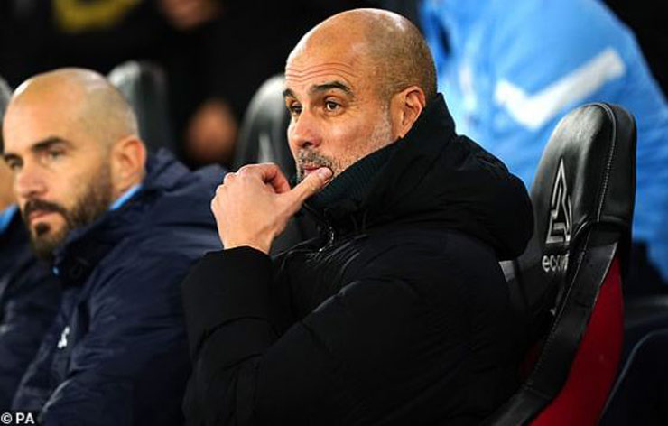 Nét mặt trầm tư của HLV Pep Guardiola (Man City)